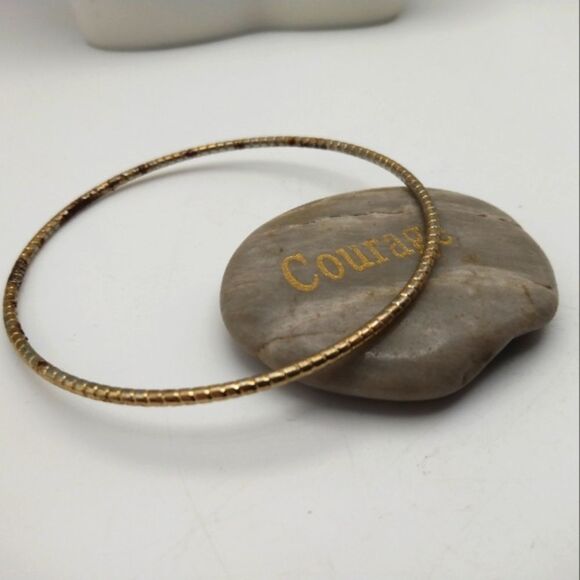 Chicken tracks gold toned round bracelet bangle - Picture 1 of 2